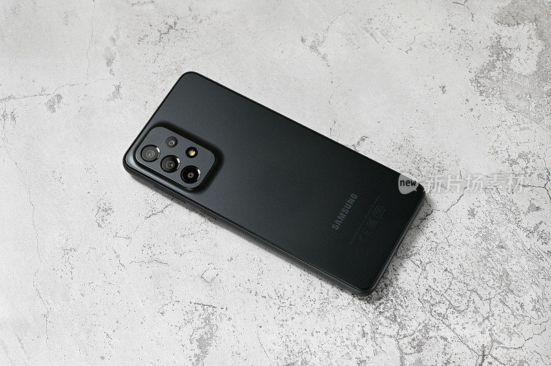 智能手机三星Galaxy A33 5G SM-A336BDS白色石头背景黑色。